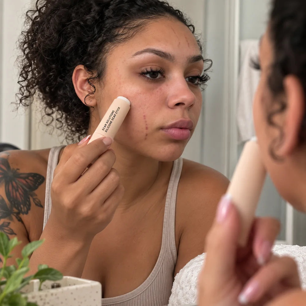 Aplicación localizada del Silicone Scar Stick en el rostro